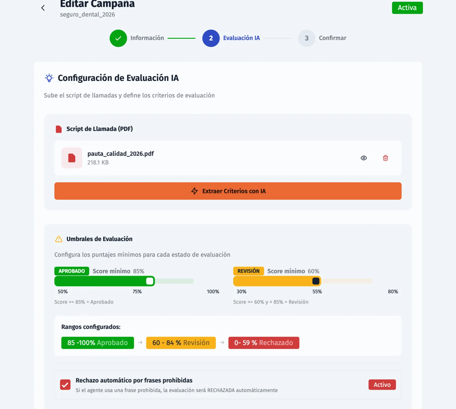 Configuración de evaluación con IA: el script cargado en PDF, el botón para extraer criterios, los umbrales de aprobación y revisión, y el rechazo automático por frases prohibidas activado